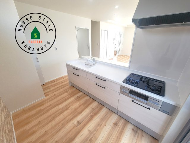 熊本市南区富合町杉島第6-4棟（3号棟）のキッチン|ダイニングテーブルへの配膳がラクラク、お料理はかどるカウンター付きシステムキッチン！