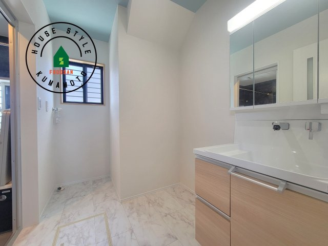 熊本市南区富合町杉島第6-4棟（4号棟）の脱衣所|ゆとりの洗面スペースで朝の身支度もスムーズに。暮らしを快適に変えるシャワー付洗面台です！