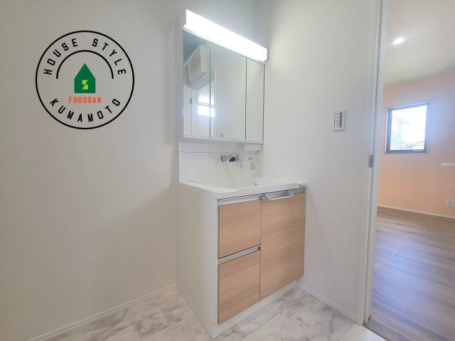 熊本市南区富合町杉島第6-4棟（4号棟）の内観：施工例|毎日使うものだから清潔な空間を保ちたい水回り。洗面にはそんな願いを解消させてくれる収納アイデアが満載です。三面鏡の裏側にはキャビネットが現れ小物から背の高い物まで収納できます。