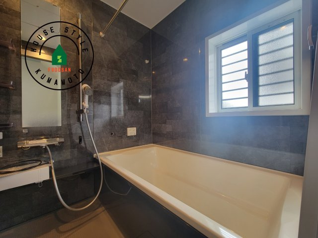 熊本市南区富合町杉島第6-4棟（4号棟）の内観：施工例|1日の疲れを癒してくれる広々バスルーム。雨の日のお洗濯にも大活躍な浴室乾燥機付です！