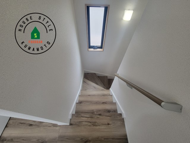 熊本市南区富合町杉島第6-4棟（4号棟）の内観：施工例|＜手すり付階段＞手すりがないと階段の昇り降りで危険なことはもちろん、壁に手をつきながら歩くことで壁紙が汚れやすくなります。すべての方に快適に昇り降りしていただくため、手すりを設置しました。