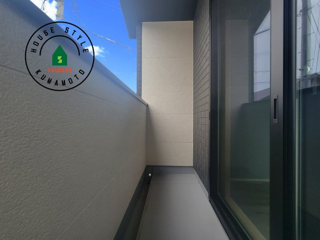 熊本市南区富合町杉島第6-4棟（4号棟）の外観：施工例|風をしっかりと感じられるバルコニーでは、毎日が洗濯日和です。広々としているので洗濯も楽しくなるでしょうし、気分転換にバルコニーからの眺めを楽しむのもいいでしょう。