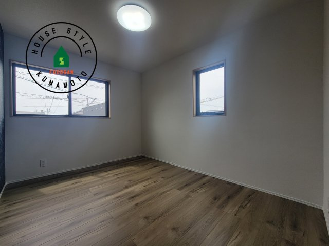 熊本市南区富合町杉島第6-4棟（4号棟）の内観：施工例|採光良好な洋室は全居室、複層ガラスの遮熱効果と断熱効果で、一年中快適に過ごせます。