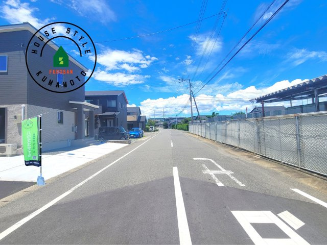 熊本市南区富合町杉島第6-4棟（4号棟）の前面道路含む現地写真|前面道路は閑静な住宅地をはしる車通りの少ない道路。お車の出し入れが苦手なママや小さなお子様にも安心ですね。しっかり舗装もされているので、ベビーカーや自転車で通っても快適に通行できます。前面道路です。