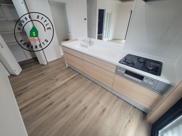 熊本市南区富合町杉島第6-4棟（4号棟）のキッチン|ダイニングテーブルへの配膳がラクラク、お料理はかどるカウンター付きシステムキッチン！