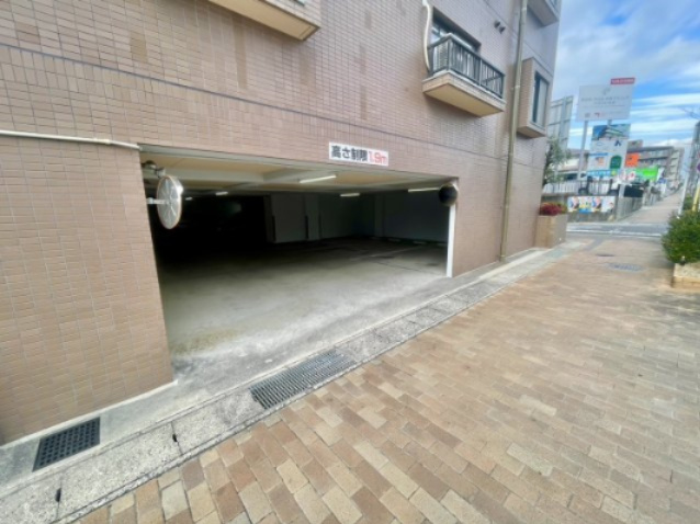 ユニーブル日進の駐輪場|駐車場入り口