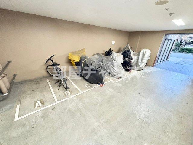 プレサンス丸の内レジデンスの駐車場