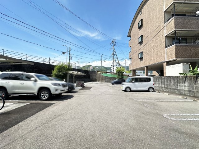 シャーメゾン プレミアスの駐車場