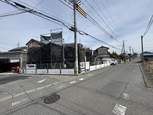 新築　伊勢崎市上植木本町2期　Blooming　Garden　１号棟の前面道路含む現地写真|現地写真　南側接道幅員約5ｍ　西側接道幅員約4ｍ　