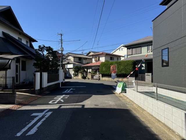 柏市酒井根３丁目新築戸建【酒井根小学校：5分】の前面道路含む現地写真|南側前面道路・幅員約6ｍ