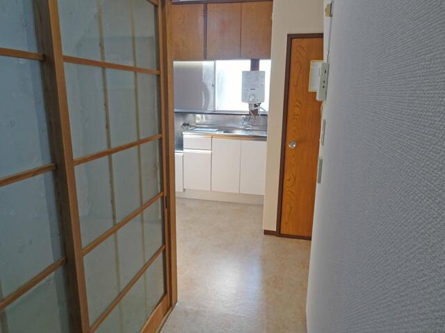 ともえマンションの玄関|玄関よりキッチン