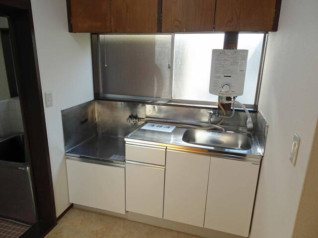 ともえマンションのキッチン|窓・瞬間湯沸かし器付