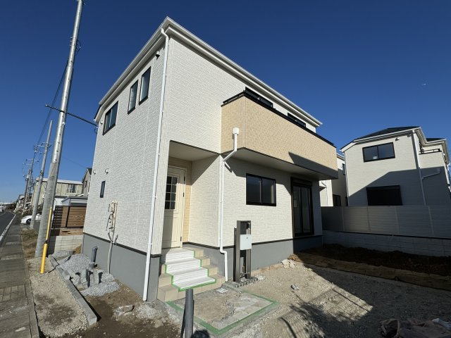 三郷市彦倉１丁目新築戸建【彦成小学校：4分】の外観|1号棟外観・完成済み内覧可能です！