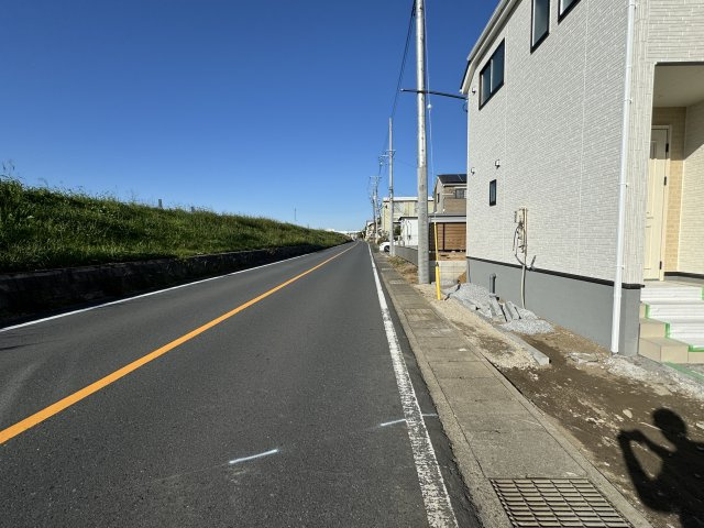 三郷市彦倉１丁目新築戸建【彦成小学校：4分】の前面道路含む現地写真|西側前面道路・幅員約8.2ｍ