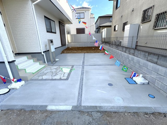 三郷市彦倉１丁目新築戸建【彦成小学校：4分】の駐車場|1号棟駐車スペース・並列2台駐車可