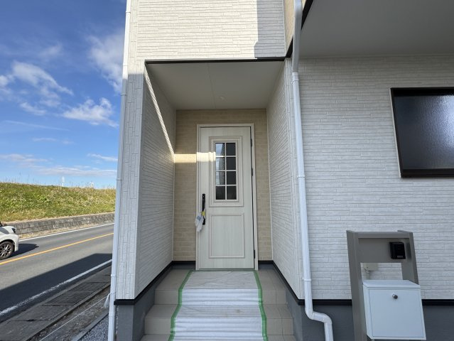 三郷市彦倉１丁目新築戸建【彦成小学校：4分】のエントランス|エントランス・玄関ポーチ