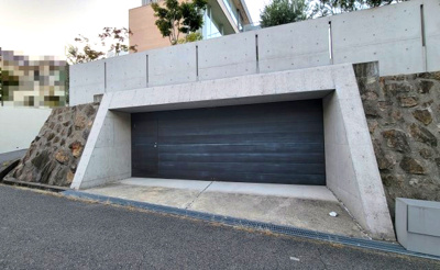 【駐車場】 | 芦屋三条町戸建 | オーバースライダーのガレージ　3台収容可能です