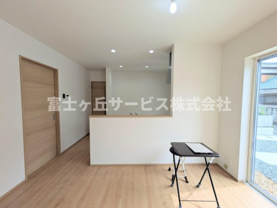 【キッチン】 | 豊橋市西幸町 新築一戸建て | 前から見たキッチンです