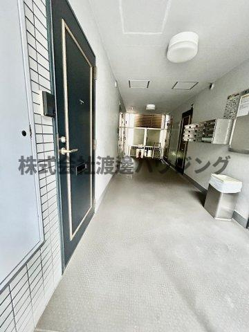 メゾン江坂EASTのエントランス