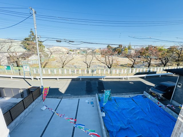 三郷市彦倉１丁目新築戸建【彦成小学校：4分】の展望|7帖洋室前バルコニーより道路側眺望