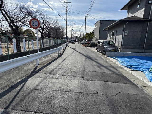 三郷市彦倉１丁目新築戸建【彦成小学校：4分】の前面道路含む現地写真|西側前面道路・幅員約6.7ｍ