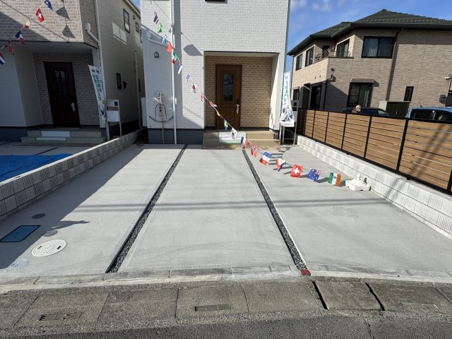 三郷市彦倉１丁目新築戸建【彦成小学校：4分】の駐車場|2号棟駐車スペース・並列2台駐車可
