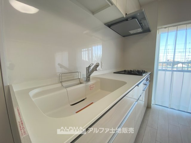 立川羽衣町住宅2号棟のキッチン|【Water cleaner】
◆浄水器◆蛇口から流れ出すお水はクリーンでいつも楽しめます。また浄水器内臓シャワー混合栓なので場所取らずのスッキリとしたスタイルです。