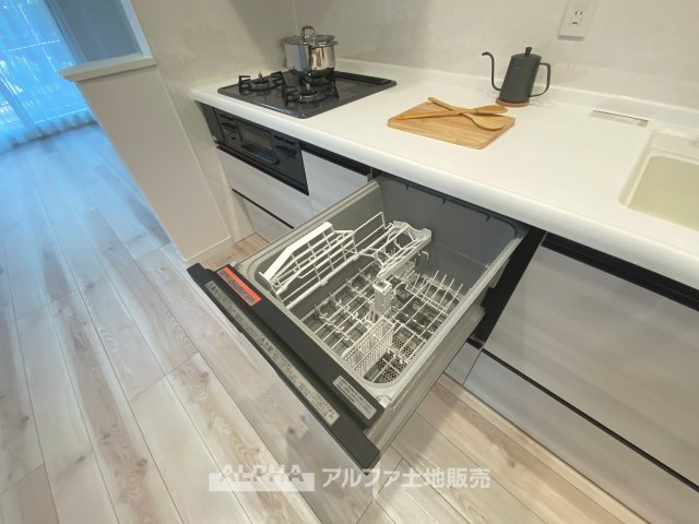 立川羽衣町住宅2号棟のキッチン|【Food washing machine】
◆食洗機◆お子様の面倒を見れる時間が増え時短になります。加えて手荒れも防げてしかも節水が高い為、大変人気があり重宝します。