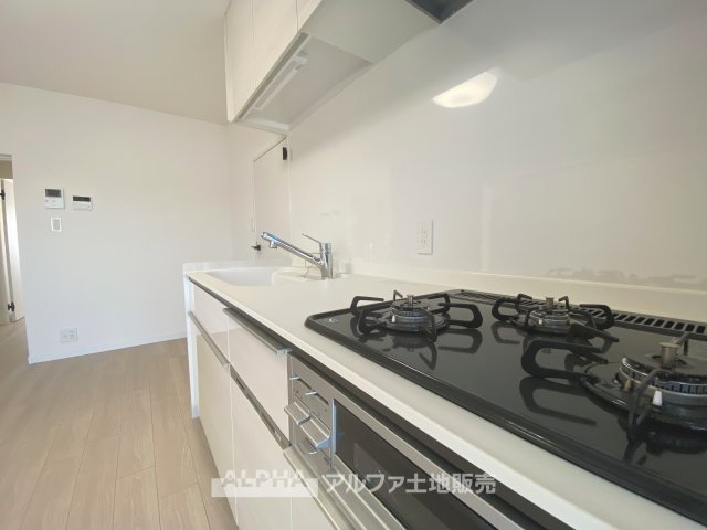 立川羽衣町住宅2号棟のキッチン|【Gas range】
◆ガスレンジ◆お料理のあとはさっと拭くだけで綺麗になる。お手入れも簡単に、見た目も綺麗に。家事の負担を軽減します。
