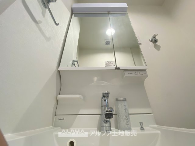 立川羽衣町住宅2号棟の洗面所|【Wash basin】
◆洗面台◆には、歯ブラシ・コップ・化粧品類など様々な小物を使用するので散らかってしまいがち。鏡の裏収納でたっぷり収納して生活感を隠し、スタイリッシュな空間に。