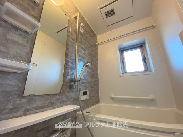 立川羽衣町住宅2号棟の浴室|【Bathroom】
◆浴室換気乾燥機付きUB◆雨に日でも洗濯物が乾かせ、同時に室内を乾燥させる為、カビ、汚れの発生を抑えます。暖房機機能があり冬場は入浴前に暖め可能でとても重宝します。