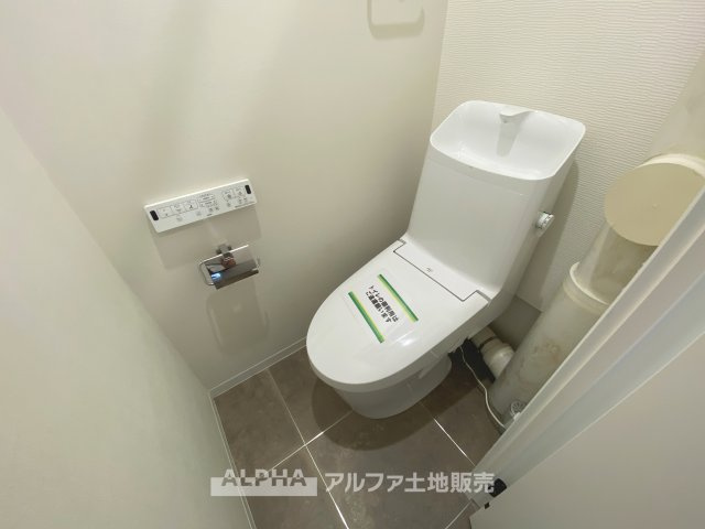 立川羽衣町住宅2号棟のトイレ|【Warm water flush toilet】
◆温水洗浄便座付きトイレ◆お掃除も楽々。快適に過ごすためには今や欠かせない設備の一つです。壁掛けリモコンで使いやすくいつでも清潔に保てます。