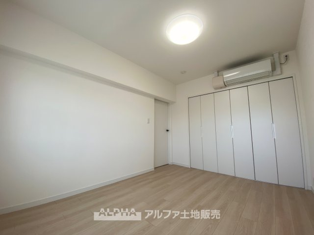 立川羽衣町住宅2号棟の洋室|【room】
◆居室◆6帖の洋室。たっぷり収納で使い勝手の良いお部屋です。