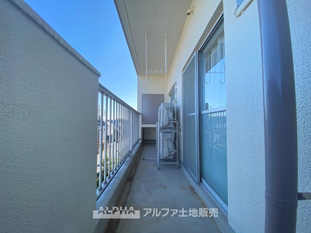 立川羽衣町住宅2号棟のバルコニー|【outward appearance】
◆バルコニー◆家から望む空はブルースカイ。隔てるものは何もなく、そこにあるのは青い空と白い雲の景色がこの街の彩りを演出している。