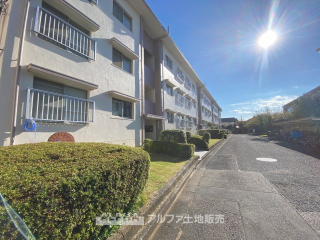 立川羽衣町住宅2号棟の外観|【outward appearance】
◆外観◆空隙と緑が織りなす柔らな陽射しと薫風を頬で感じさせ、さりげなく気が利いていて穏やかな雰囲気を醸し出すエリア。