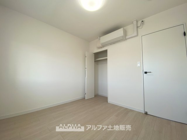 立川羽衣町住宅2号棟の洋室|【room】
◆居室◆4.5帖の洋室。光に包まれるように設計された空間。