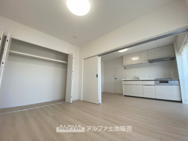 立川羽衣町住宅2号棟の洋室|【Forever there】
◆ずっとそこに◆あったかのようなそれぞれが生きる場所を見つける。そして心地よさを求めて暮らしの質を高める。