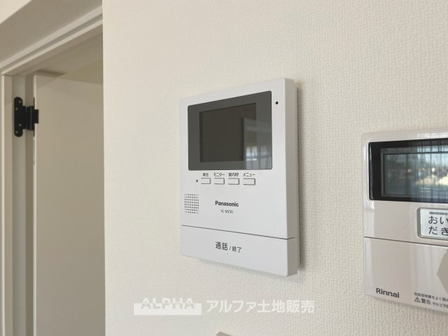 立川羽衣町住宅2号棟の防犯設備|【Color TV intercom】
◆カラーTVインターホン◆録画機能がついているので、外出時の来客、宅配、防犯でも役立つ便利なインターホンです。