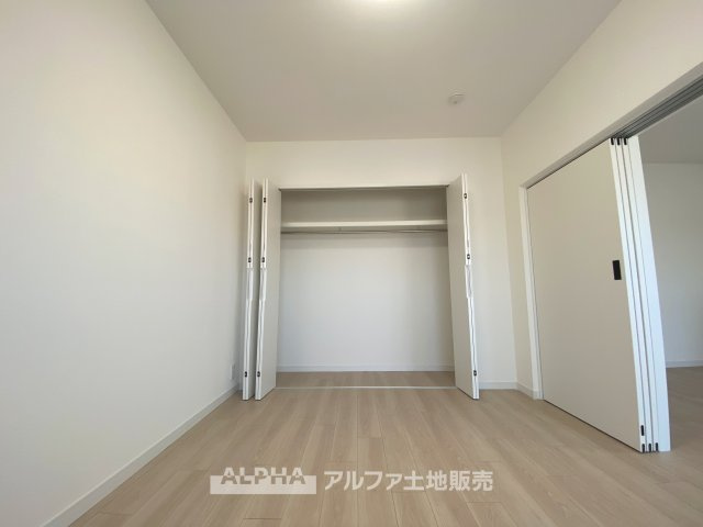 立川羽衣町住宅2号棟の収納|【closet】
◆クロゼット◆各居室のクロゼットは大好きな服、大事なバッグやアクセサリー、そして大切な思い出の品々。そんなものを傍らにそっと置いておきたい場所です。