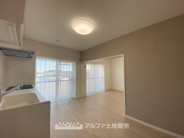 立川羽衣町住宅2号棟のキッチン|【Dining room】
◆時を忘れる場所◆ここにはみんなが集い、食事と楽しい会話が始まる。話に夢中になりすぎて、ついつい時を忘れ夜半過ぎになってしまう。そんな束の間の幸せを感じさせてくれる場所。
