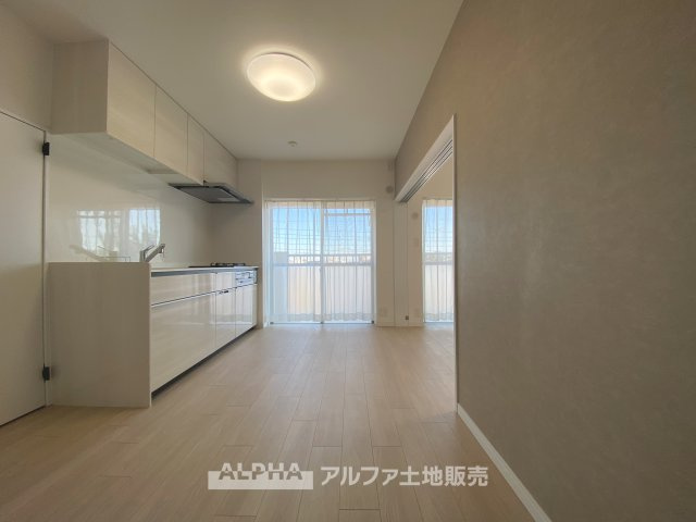 立川羽衣町住宅2号棟のキッチン|【The situation】
◆シチュエーション◆ダイニングルームのドアを開くと、窓から飛び込むのは緑と光の風光明媚な景色。僕の目に映るは、ここで家族と会話をワイワイガヤガヤ楽しんでいる様子。