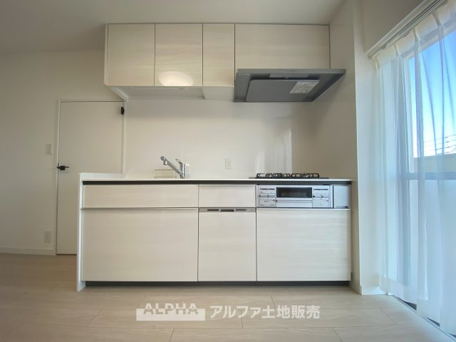 立川羽衣町住宅2号棟のキッチン|【Kitchen】
◆キッチン◆美しく使いやすいキッチンは油汚れが簡単に拭き取れる素材で加工されており使いやすい仕様です。