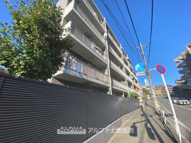 藤和永山コープの外観|【outward appearance】
◆外観◆空隙と緑が織りなす柔らな陽射しと薫風を頬で感じさせ、さりげなく気が利いていて穏やかな雰囲気を醸し出すエリア。