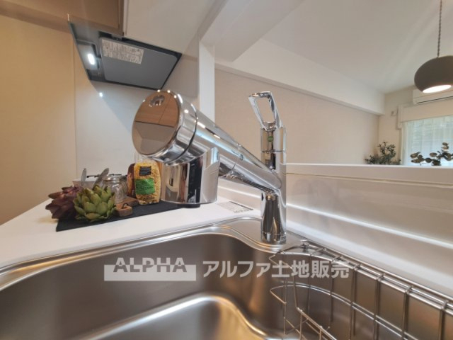 ファミール高幡不動のキッチン|【Water cleaner】
◆浄水器◆蛇口から流れ出すお水はクリーンでいつも楽しめます。また浄水器内臓シャワー混合栓なので場所取らずのスッキリとしたスタイルです。