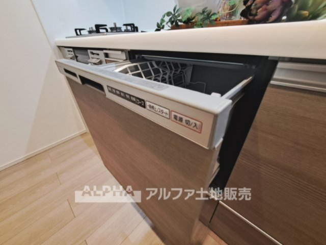 ファミール高幡不動のキッチン|【Food washing machine】
◆食洗機◆お子様の面倒を見れる時間が増え時短になります。加えて手荒れも防げてしかも節水が高い為、大変人気があり重宝します。
