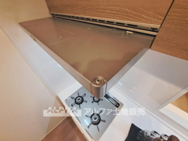 ファミール高幡不動のキッチン|【Range hood】
◆レンジフード◆武骨なまでに磨きこまれたステンテクスチャーはコンテンポラリー・デザイン。ダウンライトがフードを照らし煌めきの瀟洒なキッチンを演出する。