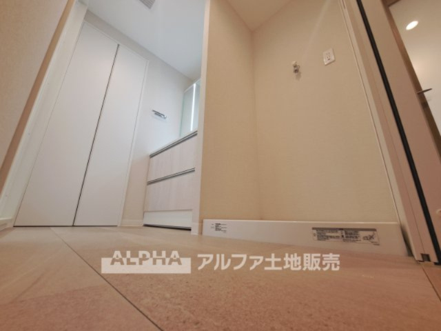 ファミール高幡不動の洗面所|【Powder room cabinet】
◆パウダールーム◆人工大理石TOPの洗面ボウルサイドはゆったりとしたスペースが設けられ、フレグランスなどを置いたりするのに便利なパウダールーム。