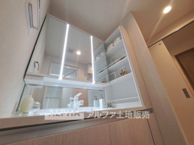 ファミール高幡不動の独立洗面台|【Powder room cabinet】
◆パウダールームキャビネット◆ハンドタオルなどの布類やお化粧品グッズを収納するのに奥行きも浅めくコンパクトで大変便利です。 