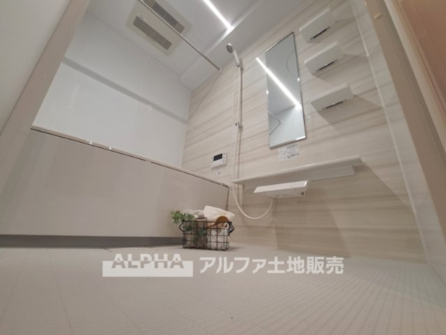 ファミール高幡不動の浴室|【Bathroom】
◆浴室換気乾燥機付きUB◆雨に日でも洗濯物が乾かせ、同時に室内を乾燥させる為、カビ、汚れの発生を抑えます。暖房機機能があり冬場は入浴前に暖め可能でとても重宝します。