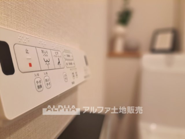 ファミール高幡不動のトイレ|【Warm water flush toilet】
◆温水洗浄便座付きトイレ◆お掃除も楽々。快適に過ごすためには今や欠かせない設備の一つです。壁掛けリモコンで使いやすくいつでも清潔に保てます。